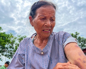 Cụ bà 72 tuổi kể lại cảnh 'sắp chết đuối' vì lũ tràn về lút tới cằm, phải bám cột nhà chờ cứu hộ