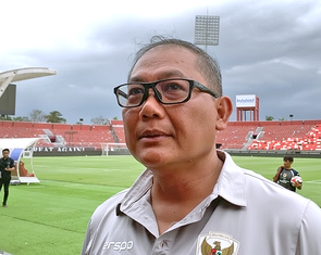 Trưởng đoàn bóng đá Indonesia yêu cầu họp khẩn để 'xử' HLV Patrick Kluivert