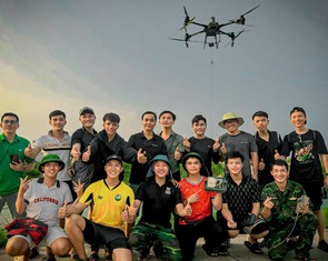 Dùng drone tiếp tế hàng cứu trợ giữa tâm lũ: 'Trái tim mới giúp mình bay xa nhất'