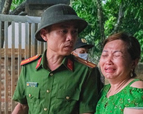 6.500 con gà chết trắng sau lũ, chủ trại bật khóc: 'Tôi tay trắng rồi'