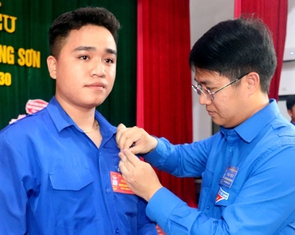 Trao huy hiệu Tuổi trẻ dũng cảm cho thanh niên cứu cháu bé 7 tuổi bị lũ cuốn