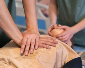 Đột ngột ngã gục: Tim hay não đang gặp nguy? Phân biệt đột tử và đột quỵ để xử lý đúng cách