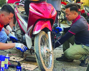 Vượt nghìn cây số 'cứu' xe cho bà con vùng lũ