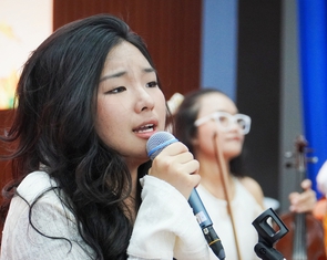 Học sinh đến bệnh viện hát, bệnh nhân nghẹn ngào 'như được ở bên người thân'