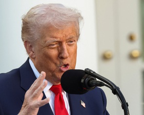 Ông Trump: 'Mỹ phải thận trọng với Trung Quốc'