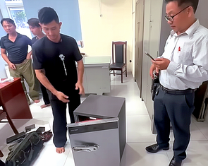 Mở két sắt tại nhà Ngân 98, công an thu giữ 80 sổ đỏ và nhiều sổ tiết kiệm