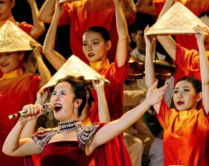 'Dưới ánh sáng quang vinh' mừng thành công Đại hội đại biểu Đảng bộ TP.HCM lần I