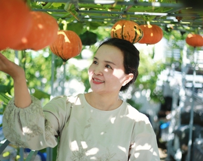 Mẹ trồng cả giàn bí đỏ trên sân thượng làm quà Trung thu, Halloween cho con