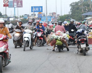 Xe máy nối đuôi chạy ngược chiều ở TP.HCM, nhiều đường thành 'làn' riêng của người vi phạm