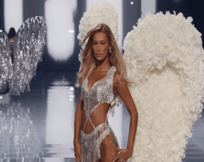 Bella Hadid giả bệnh khi trình diễn đôi cánh Victoria's Secret nặng 23kg?