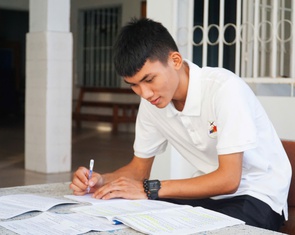 Trẻ sơ sinh bị bỏ trên vỉa hè lớn lên trong vòng tay linh mục và các sơ, nay là SV Đại học Khánh Hòa