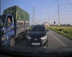 Tài xế Toyota Vios vượt ẩu, lấn làn ngược chiều còn bắt người khác nhường đường