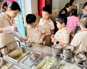 Trường học mời phụ huynh học cùng con, chứng kiến bữa ăn bán trú