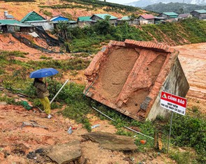 Khu tái định cư tránh sạt lở bị sạt lở, hơn 70 hộ dân sống trong sợ hãi