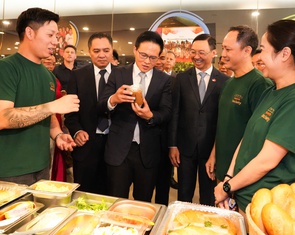 Quốc vụ khanh Bộ Quốc phòng Singapore: Chuyến đi chưa trọn vẹn nếu tôi chưa thưởng thức tô phở ngon