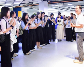 Sinh viên Trường ĐH Sư phạm TP.HCM tìm hiểu quy trình làm báo tại báo Tuổi Trẻ