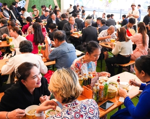Vietnam Phở Festival vừa khai mạc: Phở cháy hàng, bún bò Huế và bánh mì chẳng kém