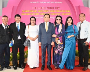 Bí thư Trần Lưu Quang dự Hội nghị Tổng kết 50 năm văn học, nghệ thuật TP HCM