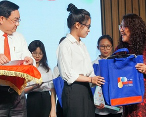 Nhiều sinh viên nghèo đã biến nghịch cảnh thành tấm vé vàng để đi đến giảng đường