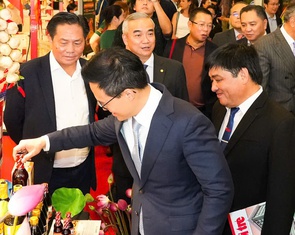 Quan khách Việt Nam và Singapore thưởng thức phở nóng thơm lừng tại Vietnam Phở Festival