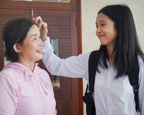 Nuôi con đến ngày vào Đại học Nông Lâm TP.HCM, mẹ... nhổ tóc khắp xóm kiếm 50 ngàn 1 'bộ đầu'