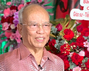 Ở tuổi 85, giáo sư Trình Quang Phú vẫn viết về Bác Hồ như dòng sông cuộn chảy