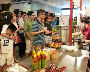 Hàng chục ngàn người đến Vietnam Phở Festival, người Singapore quá mê phở Việt