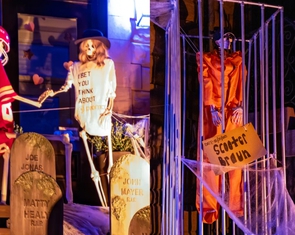 Nhà trang trí Halloween ở Mỹ gây sốt với 'nghĩa địa tình cũ' của Taylor Swift