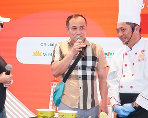Bếp trưởng khách sạn 5 sao đố '2 tô phở giống nhau, sao phân biệt được tô nào ngon hơn'?