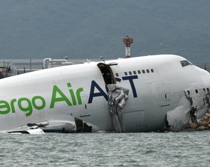 Cận cảnh máy bay lao xuống biển ở Hong Kong