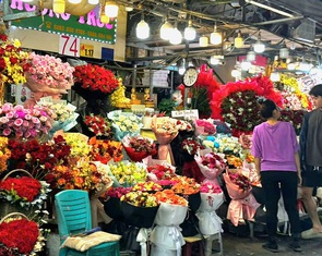 Lễ 20-10: Hoa hồng Trung Quốc lấn sân, kéo giá hoa trong nước giảm
