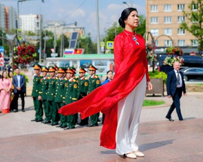 Phu nhân Ngô Phương Ly quảng bá áo dài Việt qua các hoạt động ngoại giao