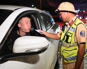 Tài xế ăn đồ lên men sẽ được cho nghỉ 5-10 phút, uống nước súc miệng, trước khi đo lại nồng độ cồn