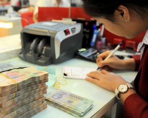 Mỗi tháng có thêm 100.000 tỉ đồng tiền tiết kiệm gửi vào ngân hàng