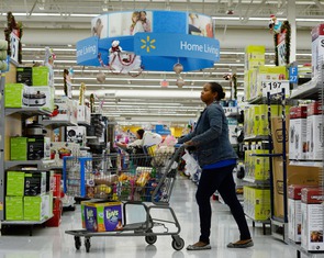 Thuế quan của ông Trump khiến giá cả leo thang, người Mỹ phải 'thắt lưng buộc bụng'