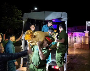 Công an, bộ đội kịp di dời hàng chục người dân nơi có nguy cơ sạt lở đến nơi an toàn trong đêm