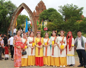 Du khách say mê với sắc màu lễ hội Katê 2025