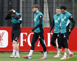 Liverpool hủy bỏ buổi họp báo vì sự cố trên chuyến bay