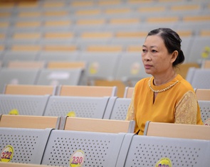 Người mẹ đơn thân ngồi cuối hội trường: Có học bổng con đóng học phí ĐH Sư phạm kỹ thuật, mừng lắm!