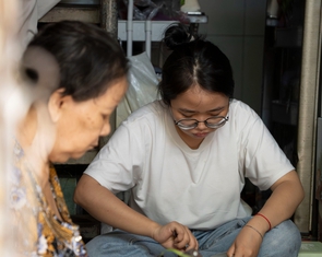 Cha mẹ đi lối riêng, 15 tuổi tự lo học phí và lo thuốc cho bà, làm thêm ngày đêm để vào cao đẳng