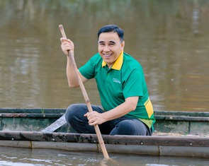 Quyền Linh cùng vượt khó với cậu học sinh 10 năm nuôi mẹ bệnh tật ở Huế