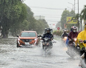 Thời tiết hôm nay 23-10: Bão Thần Gió suy yếu thành áp thấp nhiệt đới, gây mưa rất to
