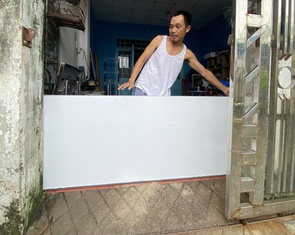 Dân Đà Nẵng dựng 'lô cốt' trước nhà, kê đồ đạc lên cao ứng phó bão Thần Gió