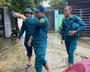 Quân khu 5 huy động xe thiết giáp, ca nô, trực 100% quân số ứng phó bão Thần Gió
