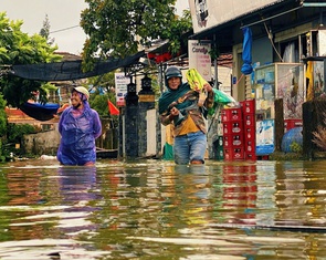 Dân làng ở Huế chật vật trong nước triều sau bão số 12