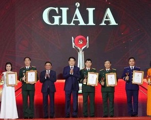 Tổng Bí thư Đảng Cộng sản Thụy Sĩ nhận giải A cuộc thi bảo vệ nền tảng tư tưởng của Đảng