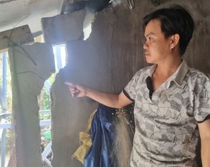 Nửa đêm nghe sạt lở nứt toác nhà, dân lo mất làng bên bờ sông Vĩnh Định