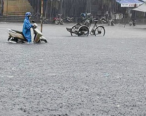 Đường phố Tuy Hòa ngập nặng sau mưa lớn, xe chết máy hàng loạt