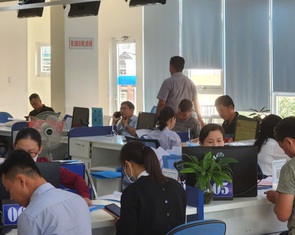 Công chức xã ký chứng thực giấy tờ, dân tiện trăm đường