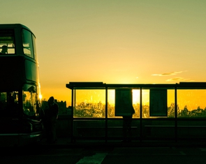 Để người chờ xe buýt được chở che